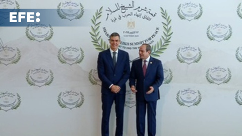 Sánchez llega a Egipto y es recibido por el presidente Abdelfatah El-Sisi