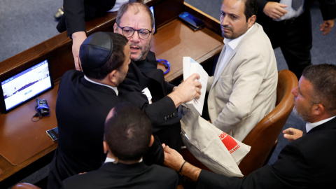 Ofer Cassif, en el momento en que ha sido expulsado.