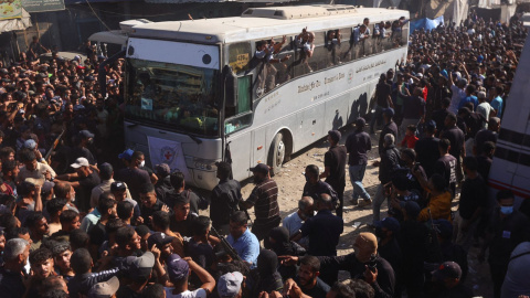 Un autobús con presos palestinos liberados llega a Jan Yunis.