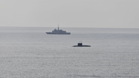 Una fragata de la marina francesa observando un submarino ruso operando en la superficie frente a la costa de Bretaña.