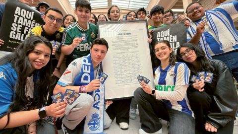 Escolares del IES Rafael Dieste de A Coruña, en la campaña para galleguizar el nombre oficial del Dépor.