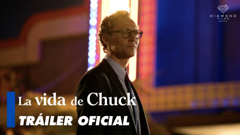 Cada ser es un universo en sí mismo. 
Os presentamos el nuevo tráiler de #LaVidaDeChuck, una película conmovedora y profunda protagonizada por #TomHiddleston, #MarkHamill, #JacobTremblay y #ChiwetelEjiofor. Próximamente solo en cines.

Dirigida por Mike Flanagan (La maldición de Hill House; Doctor Sueño) y protagonizada por Tom Hiddleston (Los Vengadores; Thor)  La vida de Chuck cuenta una emocionante historia, narrada en orden inverso, sobre un hombre común cuya exis-tencia adquiere un significado cósmico y profundo. A medida que la cinta retrocede, descubrimos fragmentos clave de su pasado: su trabajo, su amor por la música, y sus luchas personales. Un increíble relato que entrelaza elementos realistas con toques de fantasía, para explorar la importancia de los momentos individuales en la vida y cómo cada persona deja su huella en el universo.

Síguenos en redes:
Facebook: https://www.facebook.com/diamondfilmsespana
Instagram: https://www.instagram.com/diamondfilmses/
TikTok: https://www.tiktok.com/@diamondfilmses
Twitter: https://twitter.com/DiamondFilmsES
Y no te pierdas todas las novedades sobre nuestros estrenos en la web: https://diamondfilms.es/