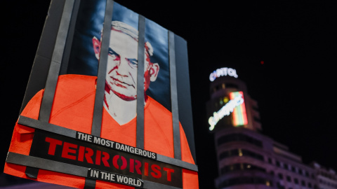 Un cartel de Netanyahu durante la movilización bajo el lema ‘Alto al genocidio contra el pueblo Palestino. Por el fin al comercio de armas y a las relaciones con Israel’, a 4 de octubre de 2025, en Madrid (España). Un cartel de Netanyahu durante la movilización bajo el lema ‘Alto al genocidio contra el pueblo Palestino. Por el fin al comercio de armas y a las relaciones con Israel’, a 4 de octubre de 2025, en Madrid (España).