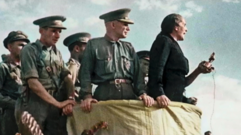 Pasionaria, en el frente republicano durante la guerra civil.