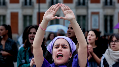 Imagen de archivo de una joven haciendo un símbolo feminista en una concentración por los 40 feminicidios en 2023, en Madrid.