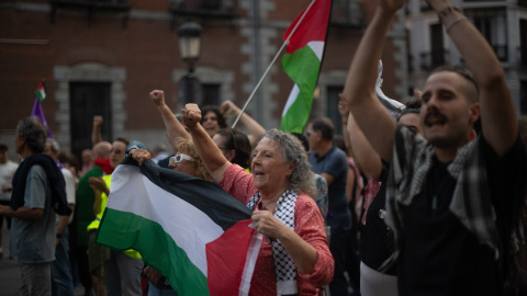 Imagen de archivo de un grupo de personas con banderas palestinas durante una concentración en Madrid.
