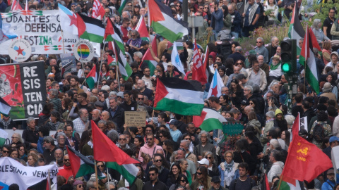 Decenas de personas durante una manifestación en apoyo a Palestina, a 5 de octubre de 2025, en Santiago de Compostela.