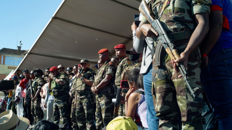 10204f5ecef8387bbe1f9ff1f993fcd836bffc5cminiw Miembros del ejército de Madagascar.