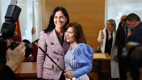 La nueva alcaldesa de Viveiro (Lugo), Mariña Gueimunde (d), y la secretaria general del PPdeG, Paula Prado (i), durante la votación de la moción de censura el pasado 7 de marzo.