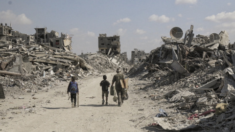 Familias observando la destrucción  de vuelta a sus casas en Khan Yunis, sur de gaza.