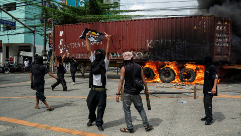 Manifestante en Filipinas con el símbolo de 'One Piece'.