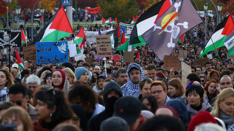 Bandera pirata de 'One Piece' junto a enseñas palestinas durante una manifestación en Berlín.