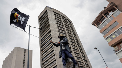 Un manifestante en Ecuador alza la bandera de 'One Piece'.