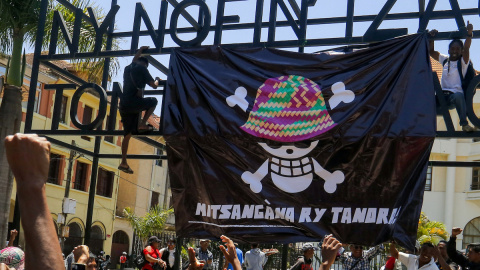 Manifestantes en Madagascar adaptan su propia enseña de 'One Piece'.