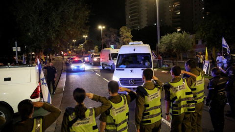 Un convoy que transporta los cuerpos de los rehenes fallecidos llega al centro forense de Abu Kabir, en Tel Aviv.