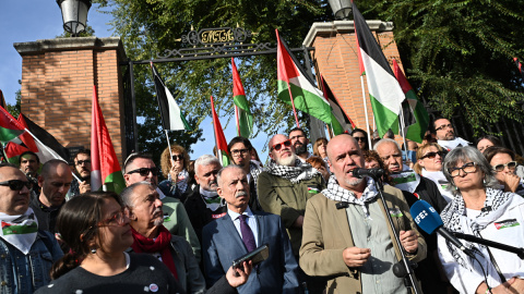 Los secretarios generales de UGT y CCOO, Pepe Álvarez y Unai Sordo, participan en la concentración frente al Hospital Niño Jesús de Madrid.