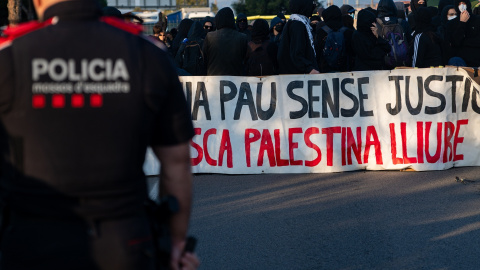 Un grupo de manifestantes corta la circulación en la Ronda Litoral, en Barcelona.