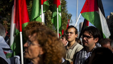 Manifestantes frente a la puerta del Hospital Niño Jesús de Madrid.