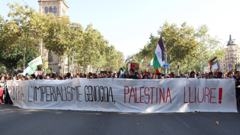 La capçalera de la manifestació d'aquest dimecres al migdia al centre de Barcelona amb motiu de la vaga per Palestina.