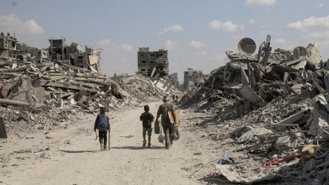 Una familia regresa a Jan Yunis, al sur de Gaza.