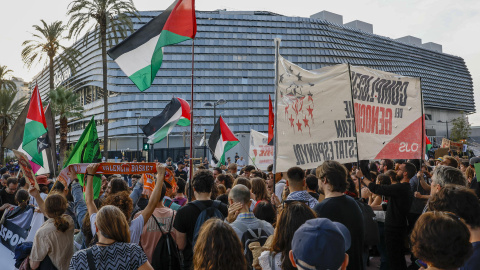 Concentración en el entorno del Roig Arena de València.