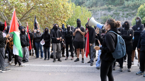Manifestants intentant evitar el partit del Baxi Manresa amb el Hapoel de Jerusalem