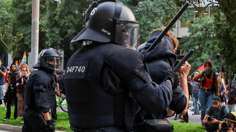 Un policía sujeta a un manifestante en Barcelona.