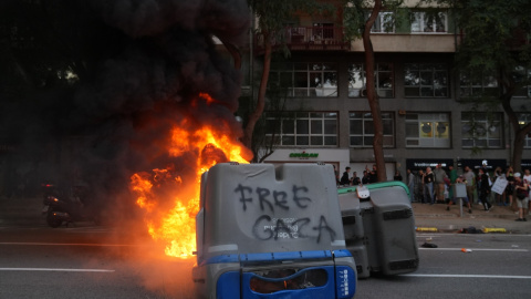 Un contenedor quemado en el que han pintado 'free gaza', en Barcelona.