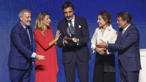 Juan del Val (c) acompañado por el alcalde de Barcelona, Jaume Collbini, la ministra de Trabajo, Yolanda Díaz, la escritora Ángeles Banzas y el presidente del Grupo Planeta, José Creuheras, tras recibir el premio Planeta.
