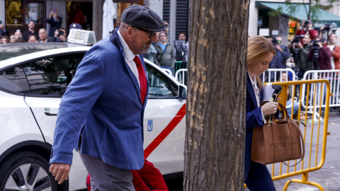 Koldo García, exasesor del exministro de Transportes José Luis Ábalos, acompañado de su abogada Leticia de la Hoz, llega al Tribunal Supremo para declarar este jueves ante Leopoldo Puente. Koldo García, exasesor del exministro de Transportes José Luis Ábalos, acompañado de su abogada Leticia de la Hoz, llega al Tribunal Supremo para declarar este jueves ante Leopoldo Puente.