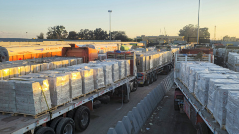 Camiones que transportan ayuda humanitaria se alinean en la frontera de Rafah, del lado egipcio, y entran al cruce hacia la Franja de Gaza, después de que entrara en vigor un alto el fuego entre Israel y Hamás en Gaza, en Rafah, Egipto, el 16 de octubre d Camiones que transportan ayuda humanitaria se alinean en la frontera de Rafah, del lado egipcio, y entran al cruce hacia la Franja de Gaza, después de que entrara en vigor un alto el fuego entre Israel y Hamás en Gaza, en Rafah, Egipto, el 16 de octubre de 2025. REUTERS/Stringer
