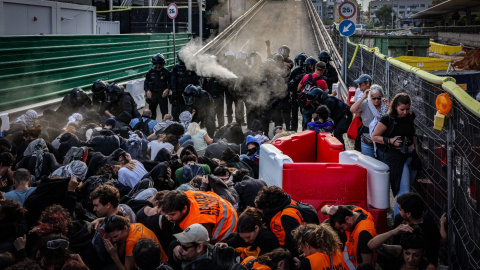Els Mossos ruixen amb gas pebre manifestants a l'estació de Sants, durant la vaga per Palestina del 15 d'octubre.
