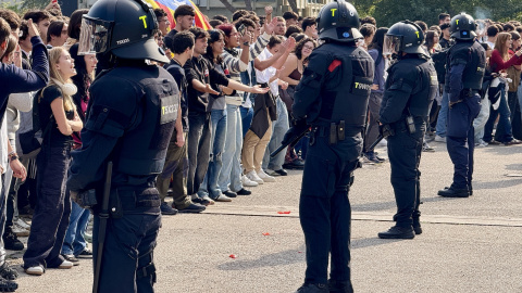 Antiavalots dels Mossos separant els dos grups enfrontats a la UAB Antiavalots dels Mossos separant els dos grups enfrontats a la UAB