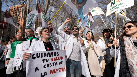 Los médicos se concentran frente al Ministerio de Sanidad para rechazar el Estatuto Marco.