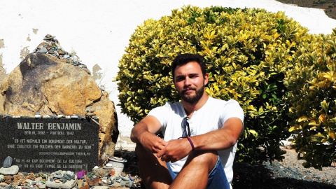 Alejandro Pérez-Olivares, junto a la placa en memoria de Walter Benjamin, en Portbou (Girona)
