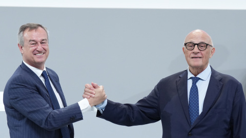 Foto de archivo del CEO del Banco Sabadell, César González-Bueno (i), y el presidente del Banco Sabadell, Josep Oliu (c).