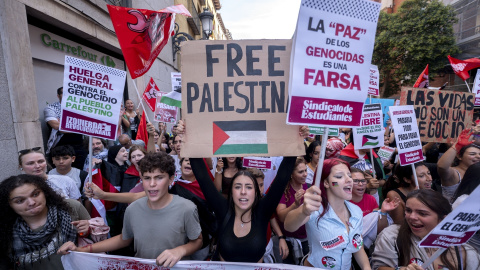 EuropaPress_7028782_manifestantes_portan_pancartas_lemas_free_palestina_huelga_general_contra Concentración frente al Ministerio de Exteriores con motivo de la huelga general por Palestina