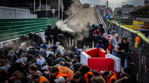 Els Mossos ruixen amb gas pebre els manifestants a l'estació de Sants Els Mossos ruixen amb gas pebre els manifestants a l'estació de Sants