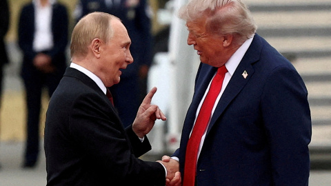 Vladimir Putin y Donald Trump se saludan en su encuentro en Alaska el pasado agosto. Vladimir Putin y Donald Trump se saludan en su encuentro en Alaska el pasado agosto.