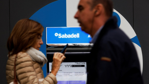 El cajero automático de una oficina del Banco Sabadell en Madrid.