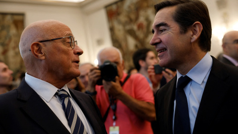 Los presidentes de Banco Sabadell, Josep Oliú, y del BBVA, Carlos Torres, conversan en el acto de la toma de posesión de José Luis Escrivá como gobernador del banco de España, en septiembre de 2024.