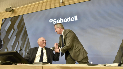 El presidente de Banco Sabadell, Josep Oliu; y el consejero delegado, César González-Bueno, en una comparecencia ante los medios después de una reunión del consejo de administración de la entidad que rechazó la OPA del BBVA, en Sant Cugat del Vallès (Barc El presidente de Banco Sabadell, Josep Oliu; y el consejero delegado, César González-Bueno, en una comparecencia ante los medios después de una reunión del consejo de administración de la entidad que rechazó la OPA del BBVA, en Sant Cugat del Vallès (Barcelona).