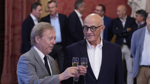 El presidente de la Cámara de Barcelona, Josep Santacreu (i), brinda con el presidente de Banco Sabadell, Josep Oliu (d), en la Llotja de Mar, en Barcelona. El presidente de la Cámara de Barcelona, Josep Santacreu (i), brinda con el presidente de Banco Sabadell, Josep Oliu (d), en la Llotja de Mar, en Barcelona.