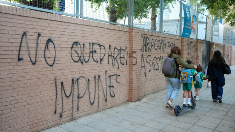 Pintadas en la fachada del Colegio Irlandesas Loreto, en Sevilla. Pintadas en la fachada del Colegio Irlandesas Loreto, en Sevilla.