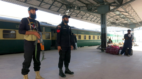Frontera Pakistan guardias Policía en la estación de tren de Quetta (Pakistan) tras la suspensión de servicios de trenes.