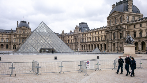El museo del Louvre en París (Francia). El museo del Louvre en París (Francia).