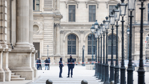 034a748718f25874bd4e6054105981e7ffc8b70e Agentes de policía cierran la Plaza del Carrusel, junto al Museo del Louvre, tras un robo esta mañana en París.