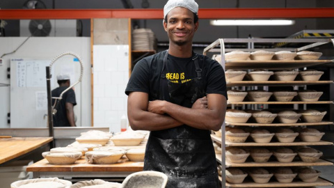 Djogo Barri, trabajador de la panadería Panic, en Madrid, y usuario del programa Incorpora de la Fundación "la Caixa"