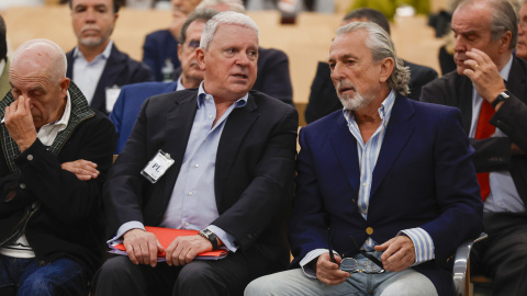 Francisco Correa (d), líder de la trama de corrupción conocida como 'caso Gürtel' y Pablo Crespo, su máximo colaborador, en la Audiencia Nacional en San Fernando de Henares.