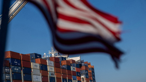 Un barco de carga lleno de contenedores, en el puerto de Oakland (California, EEUU). Un barco de carga lleno de contenedores, en el puerto de Oakland (California, EEUU).